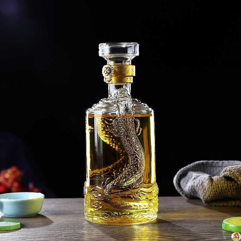 Wine Beer And Spirits - 500ML ronde, met drakenmotief gegraveerde whisky