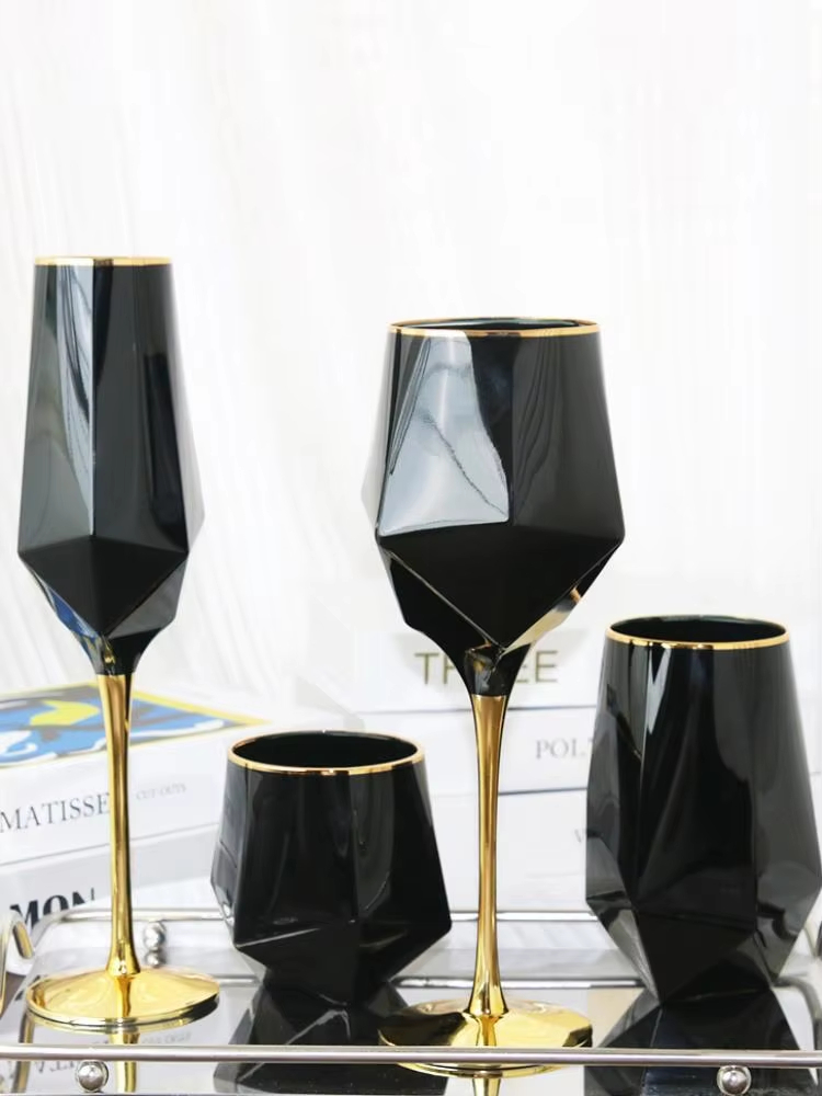 Wine Beer Whiskey - Puur zwart kristal gouden rand wijnglas